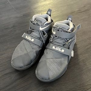 Nike Lebron James Soldier 9 IX Basketball Shoes Sneakers Size 7Y Grey Silver